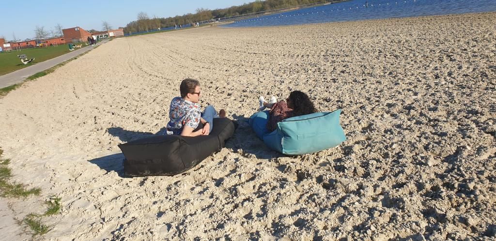 CrazyLazy Kussenwereld genieten op het mooie strand