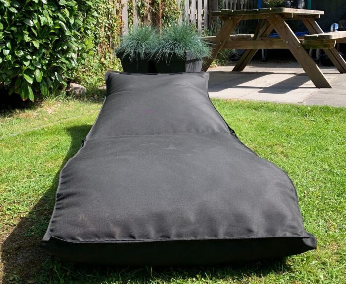 CrazyLazy zitzak en ligbed combinatie Black op het gras